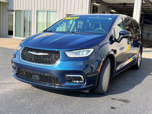 Used 2023 Chrysler Pacifica Touring-L w/ Uconnect Theater Family Group FWD image 5