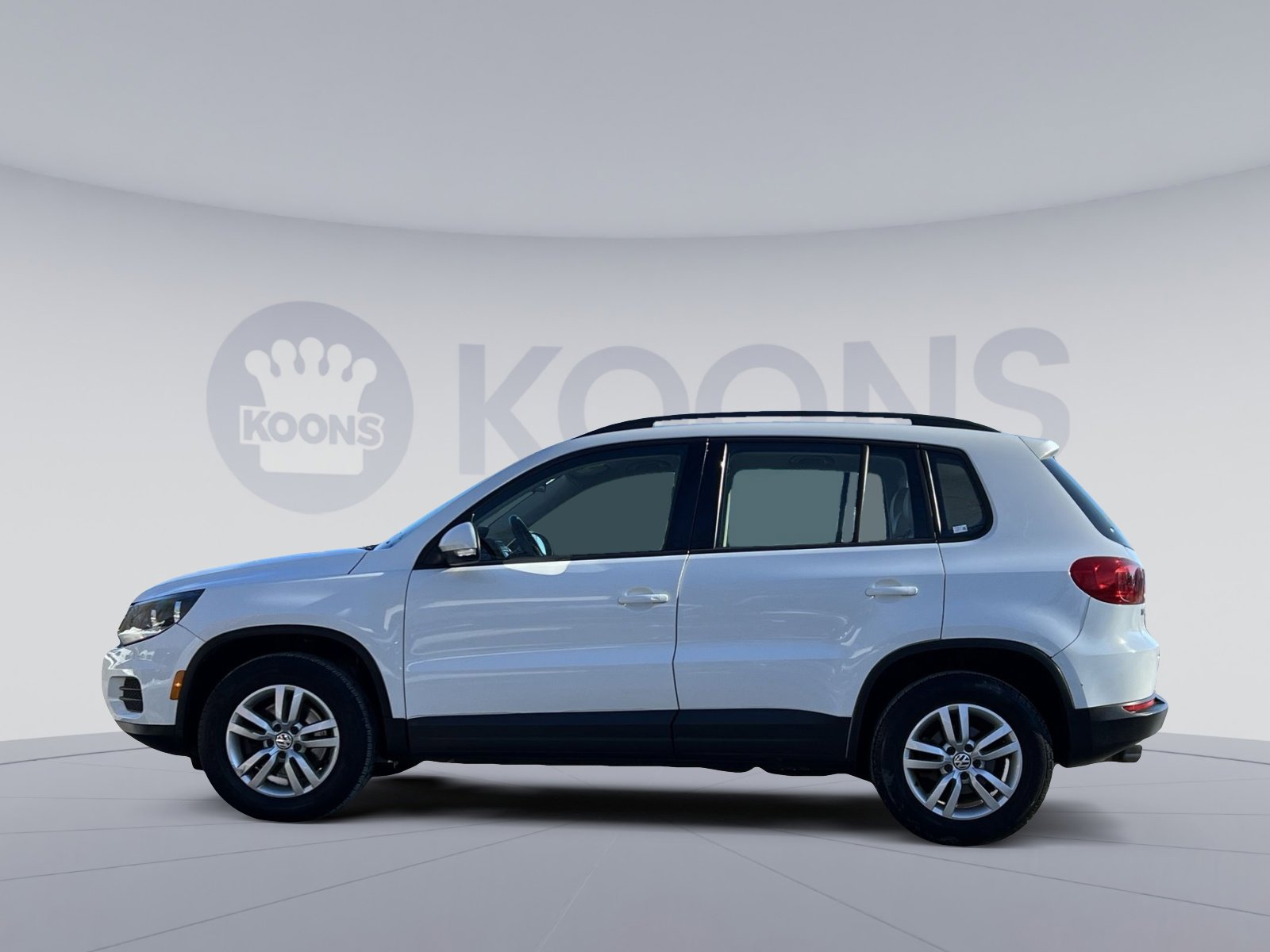 Used 2017 Volkswagen Tiguan S image 2