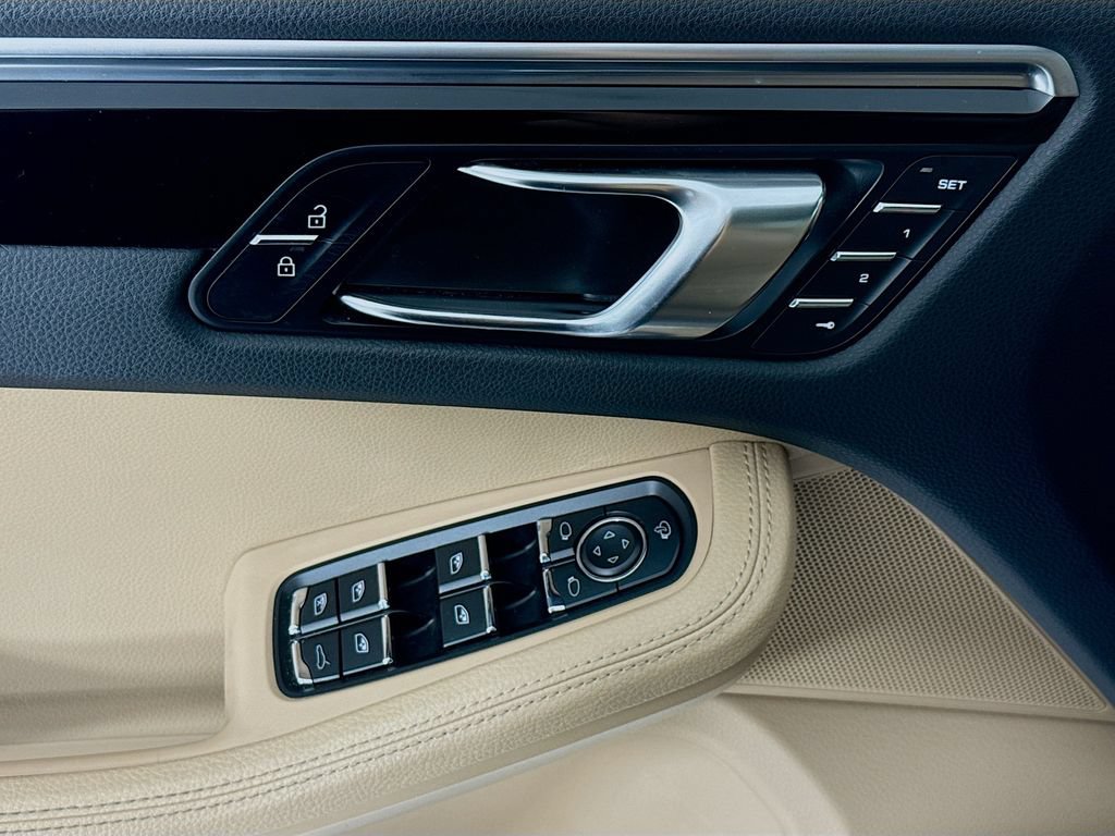 Certified 2022 Porsche Macan AWD/4WD image 11