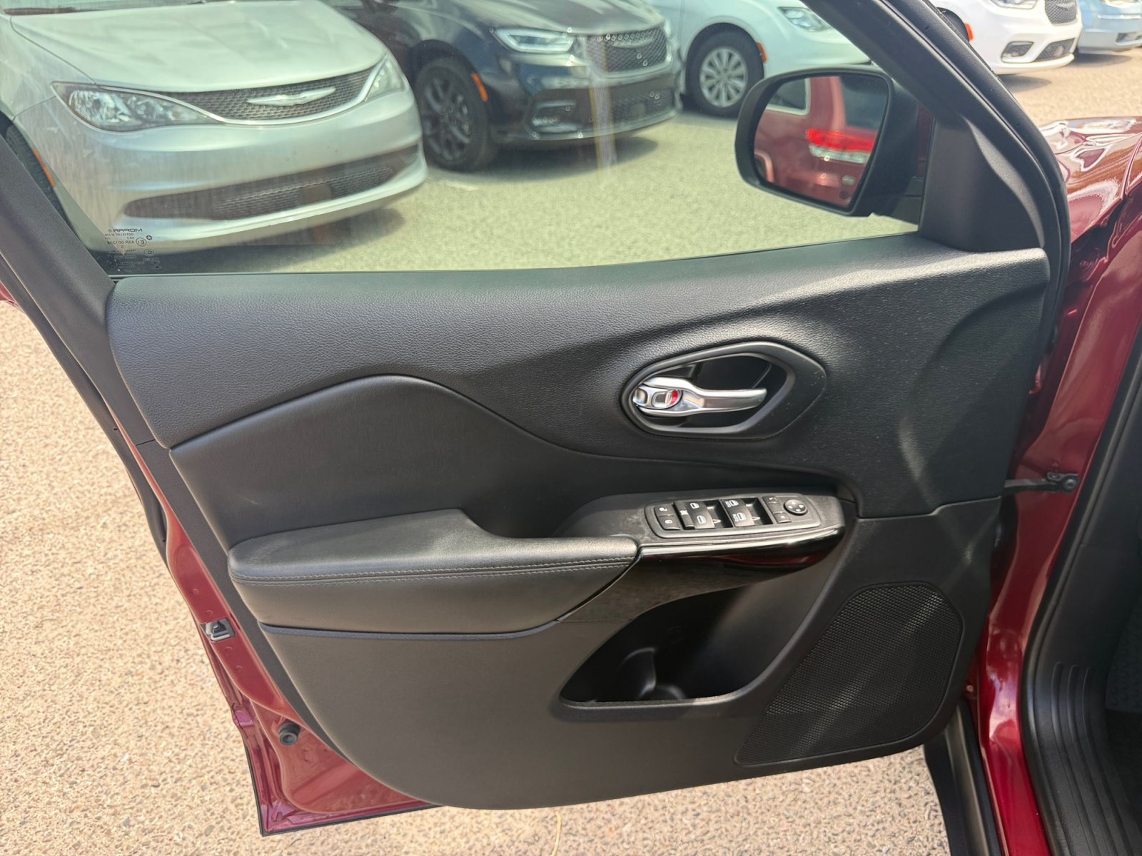 Used 2020 Jeep Cherokee Latitude Plus AWD/4WD image 12