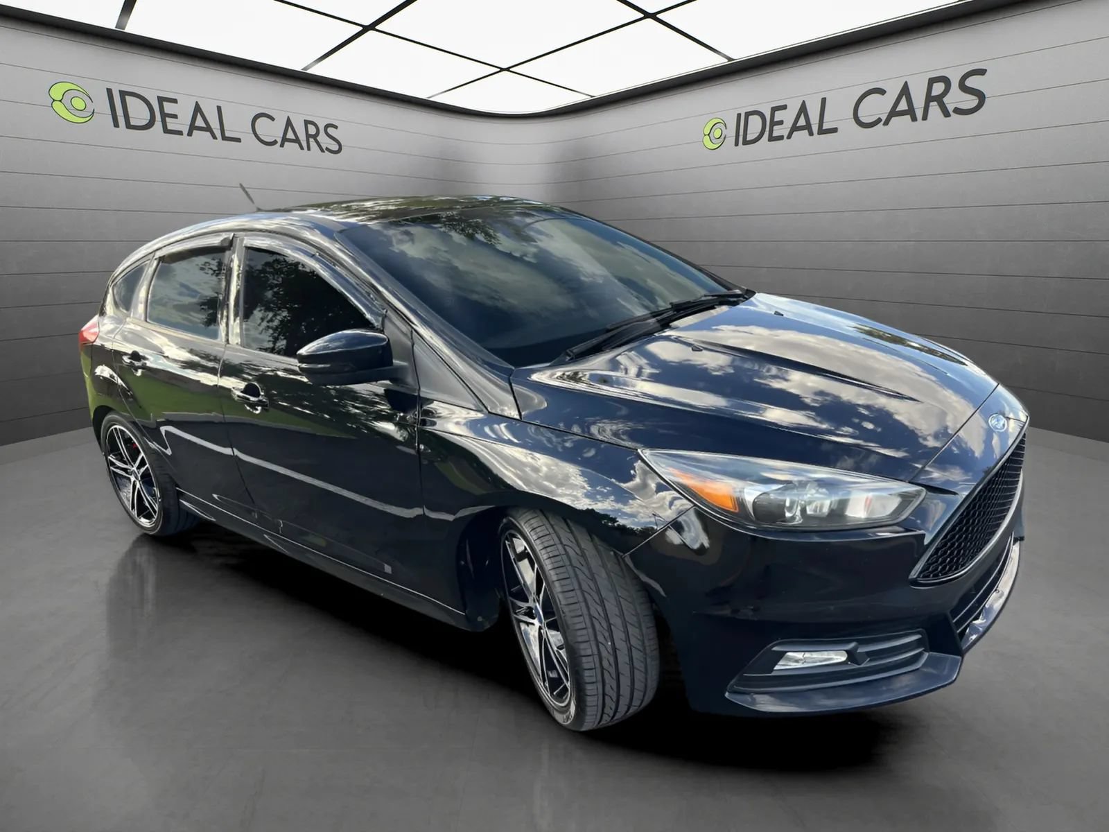 Used 2017 Ford Focus ST w/ Equipment Group 402A FWD image 3