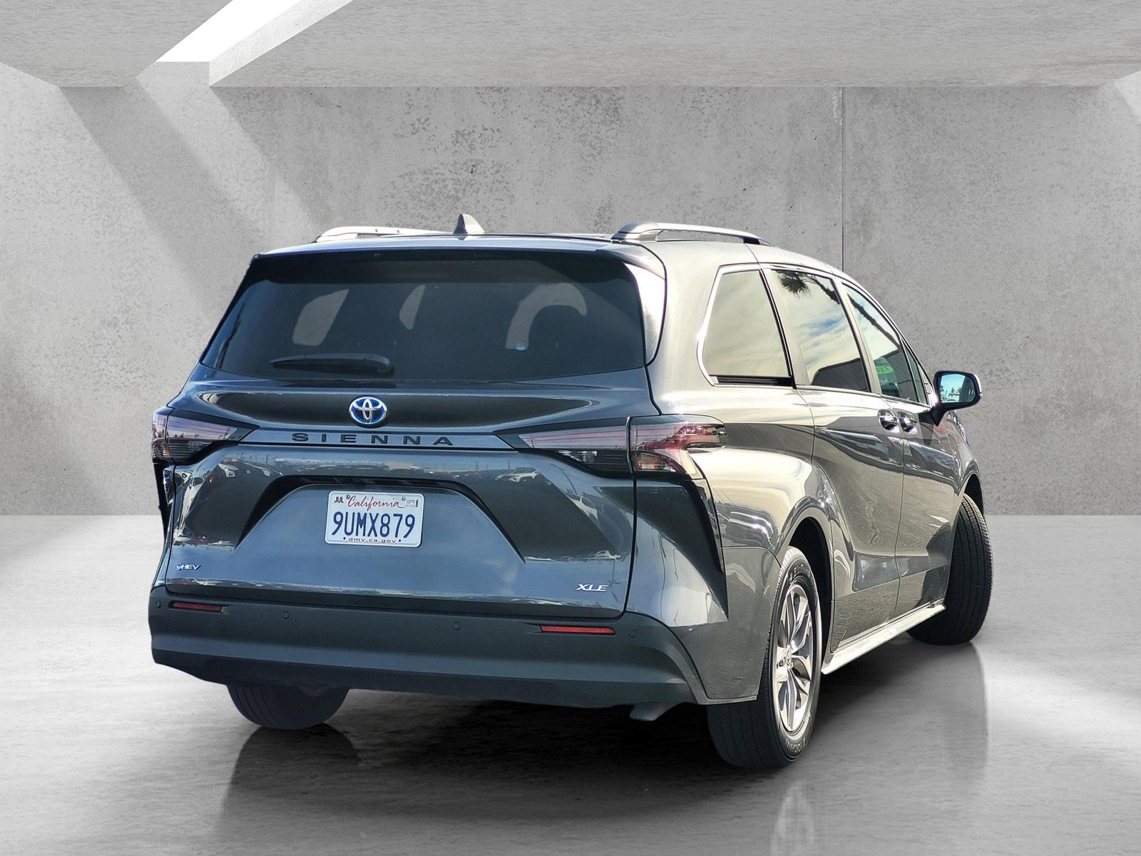 Used 2025 Toyota Sienna XLE image 4