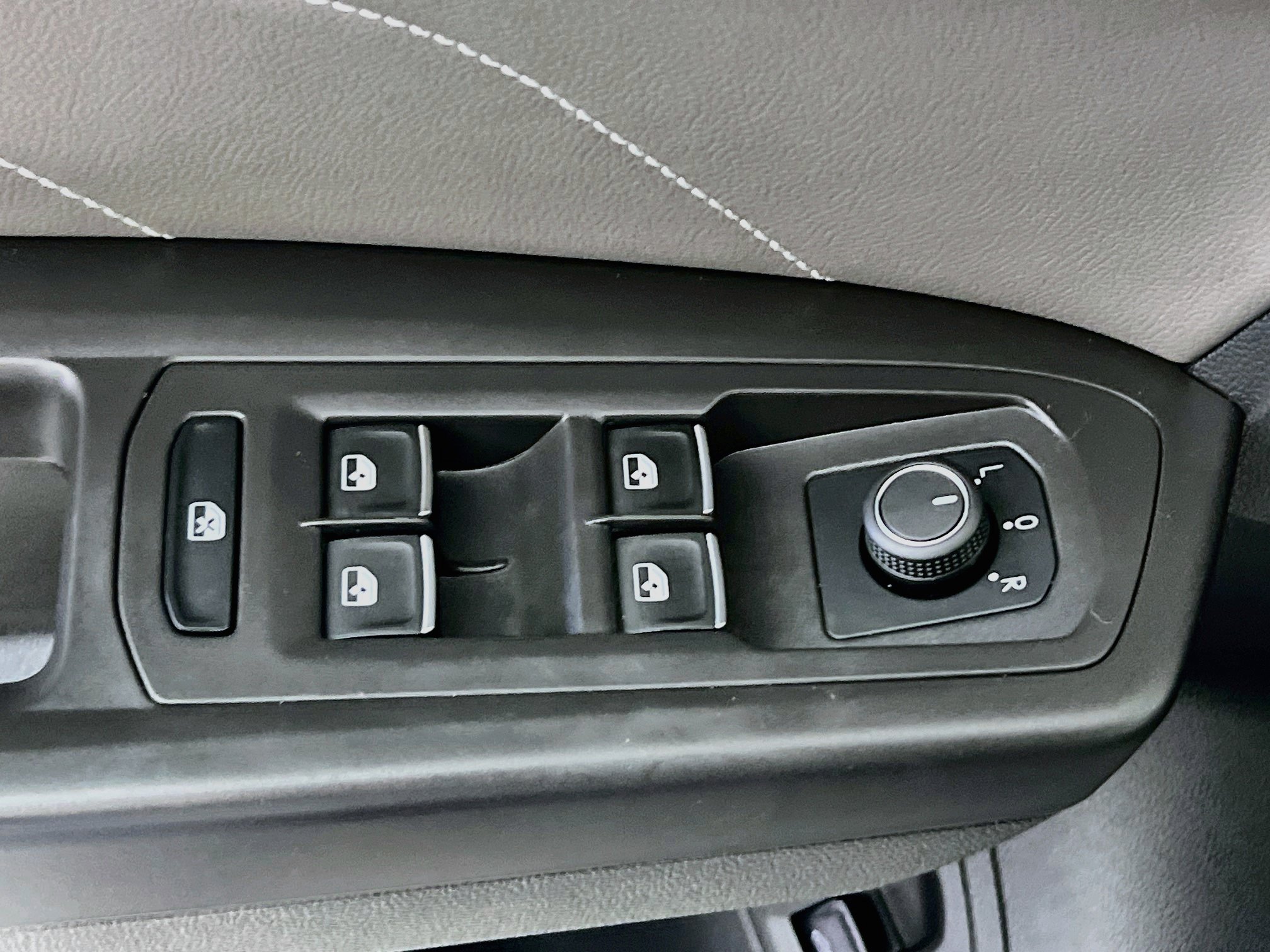 Used 2023 Volkswagen Atlas SE FWD image 16