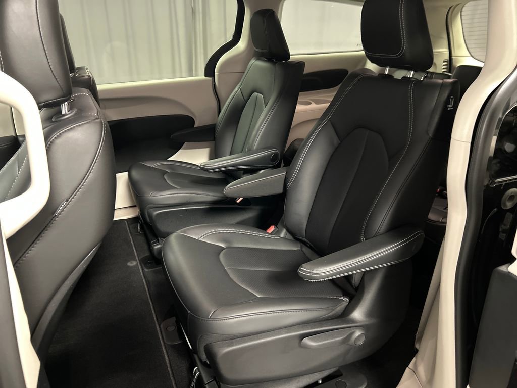 Used 2023 Chrysler Pacifica Touring-L FWD image 22