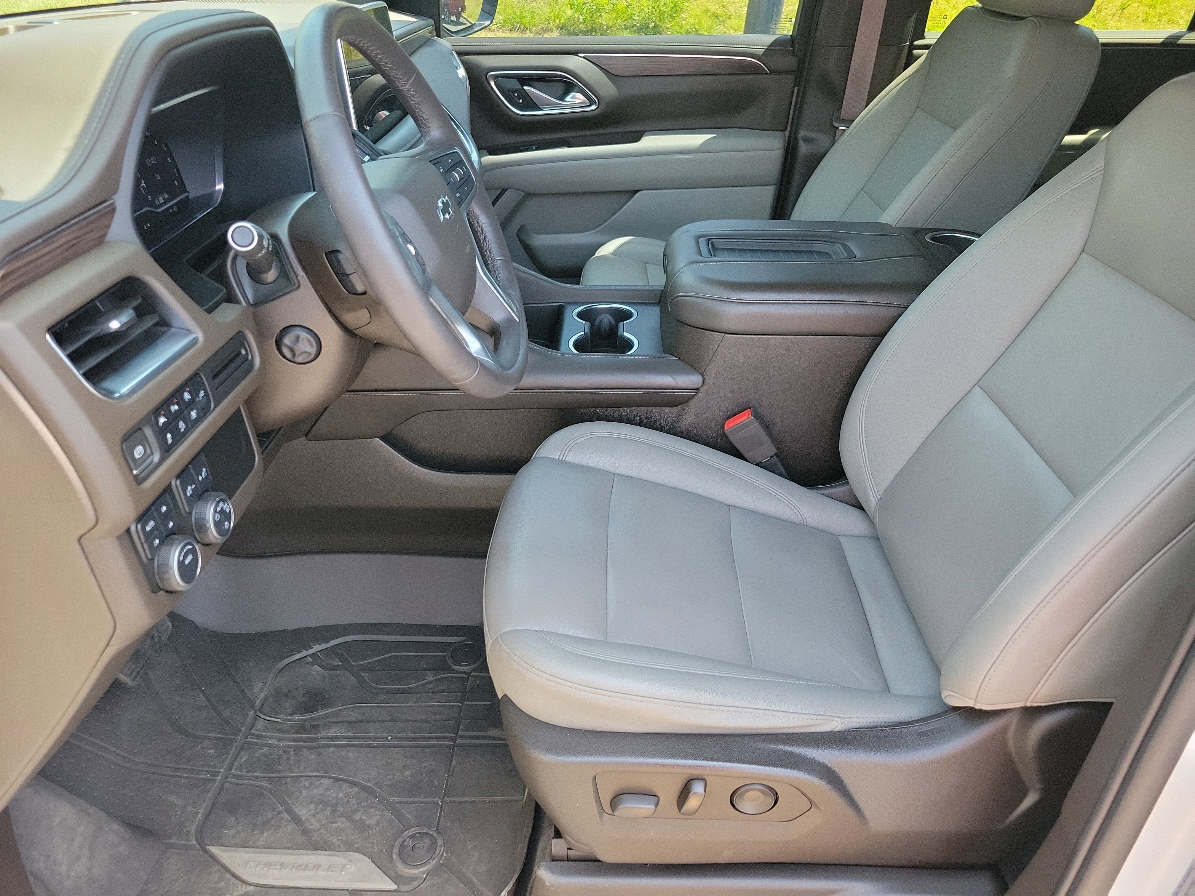 Used 2022 Chevrolet Tahoe Z71 w/ Luxury Package AWD/4WD image 4