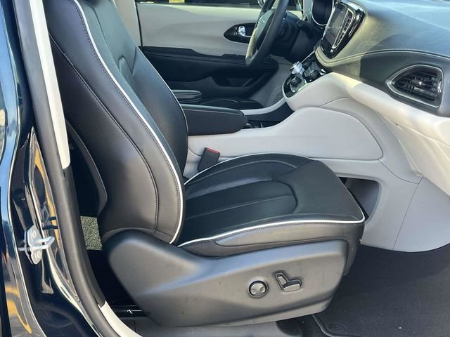 Used 2023 Chrysler Pacifica Limited image 24
