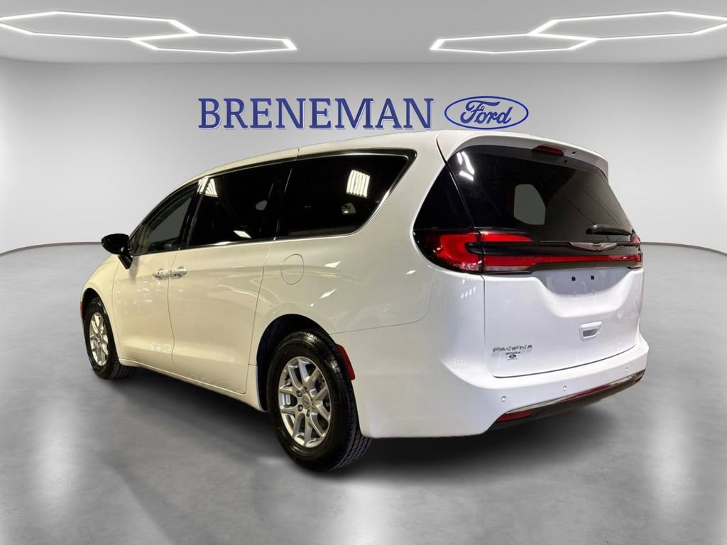 Used 2024 Chrysler Pacifica Touring-L image 8