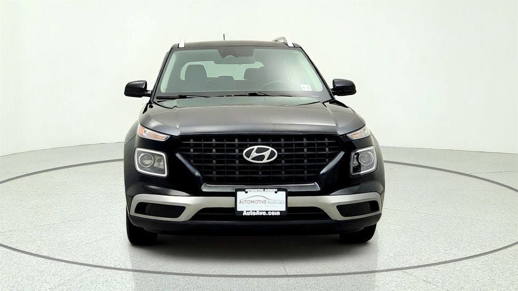 Used 2023 Hyundai Venue FWD image 2