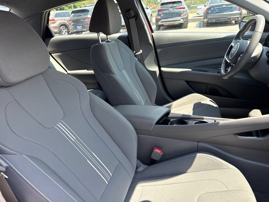 Used 2025 Hyundai Elantra SEL FWD image 26