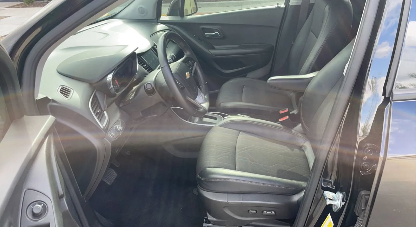 Used 2021 Chevrolet Trax LT w/ LT Convenience Package FWD image 16