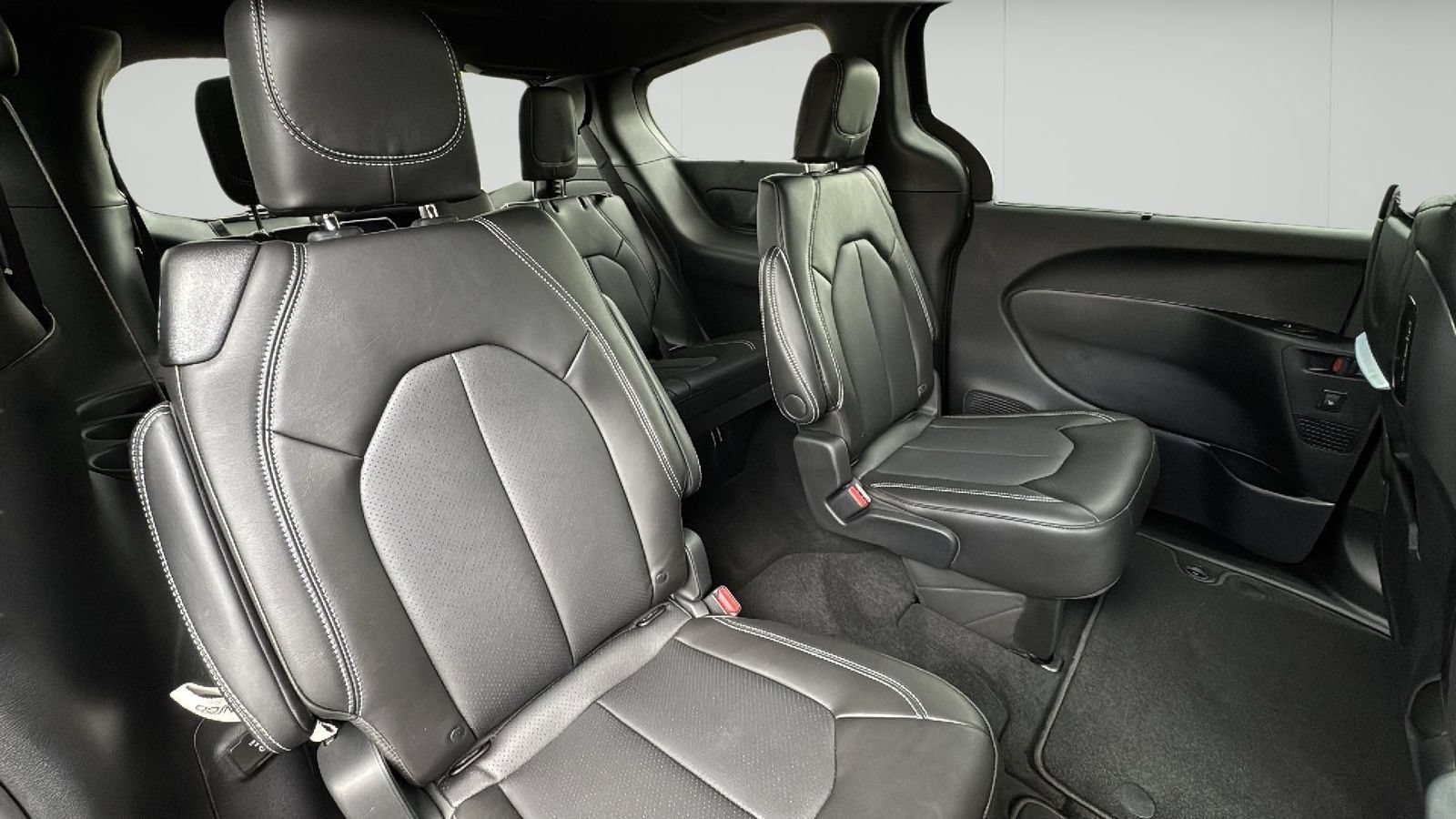 New 2025 Chrysler Pacifica Select w/ Uconnect Theater Family Group AWD/4WD image 28