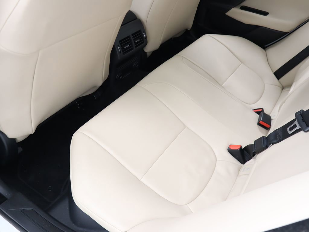 Used 2017 Jaguar XE Premium image 32