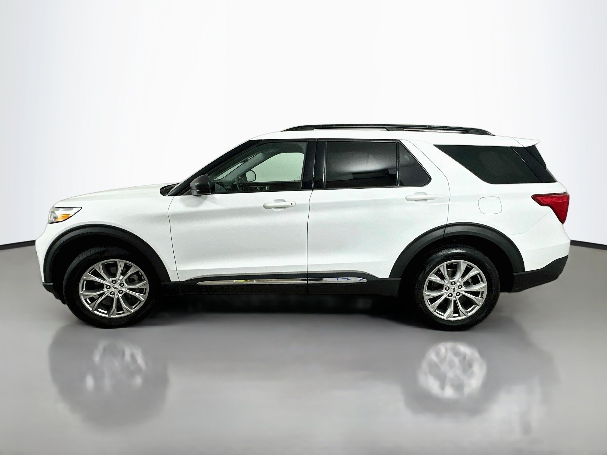 Used 2021 Ford Explorer XLT w/ Equipment Group 202A AWD/4WD image 4
