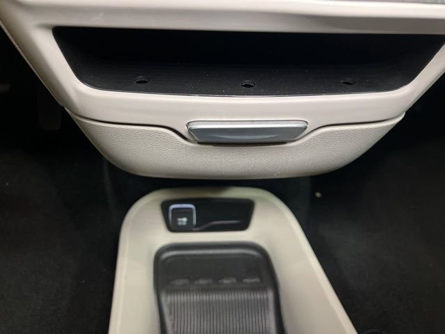 Used 2024 Chrysler Pacifica Limited FWD image 30