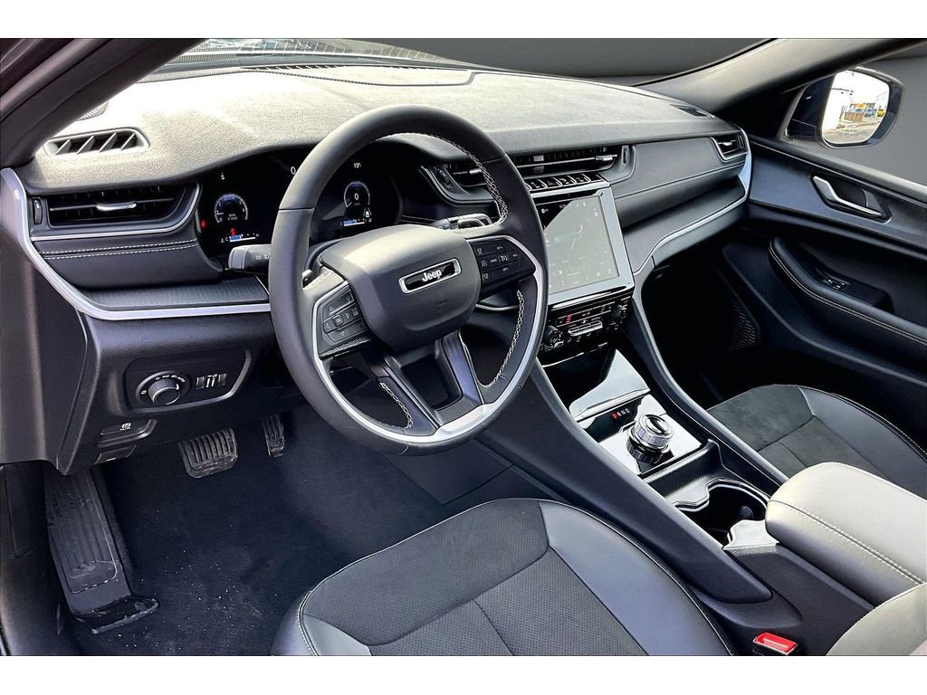 Certified 2025 Jeep Grand Cherokee Altitude image 15