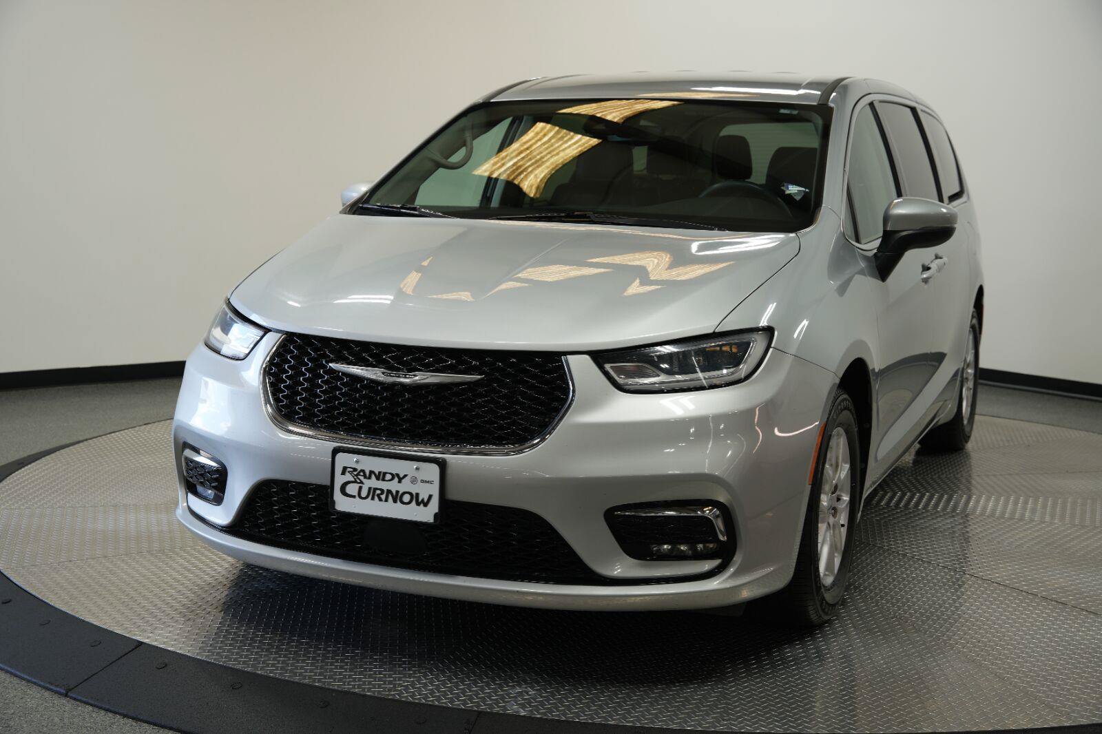 Used 2023 Chrysler Pacifica Touring-L FWD image 3