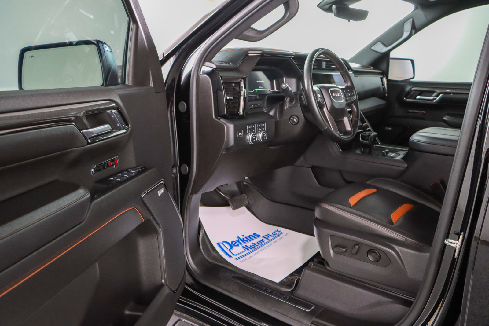 Used 2024 GMC Sierra 1500 AT4 w/ Technology Package AWD/4WD image 4