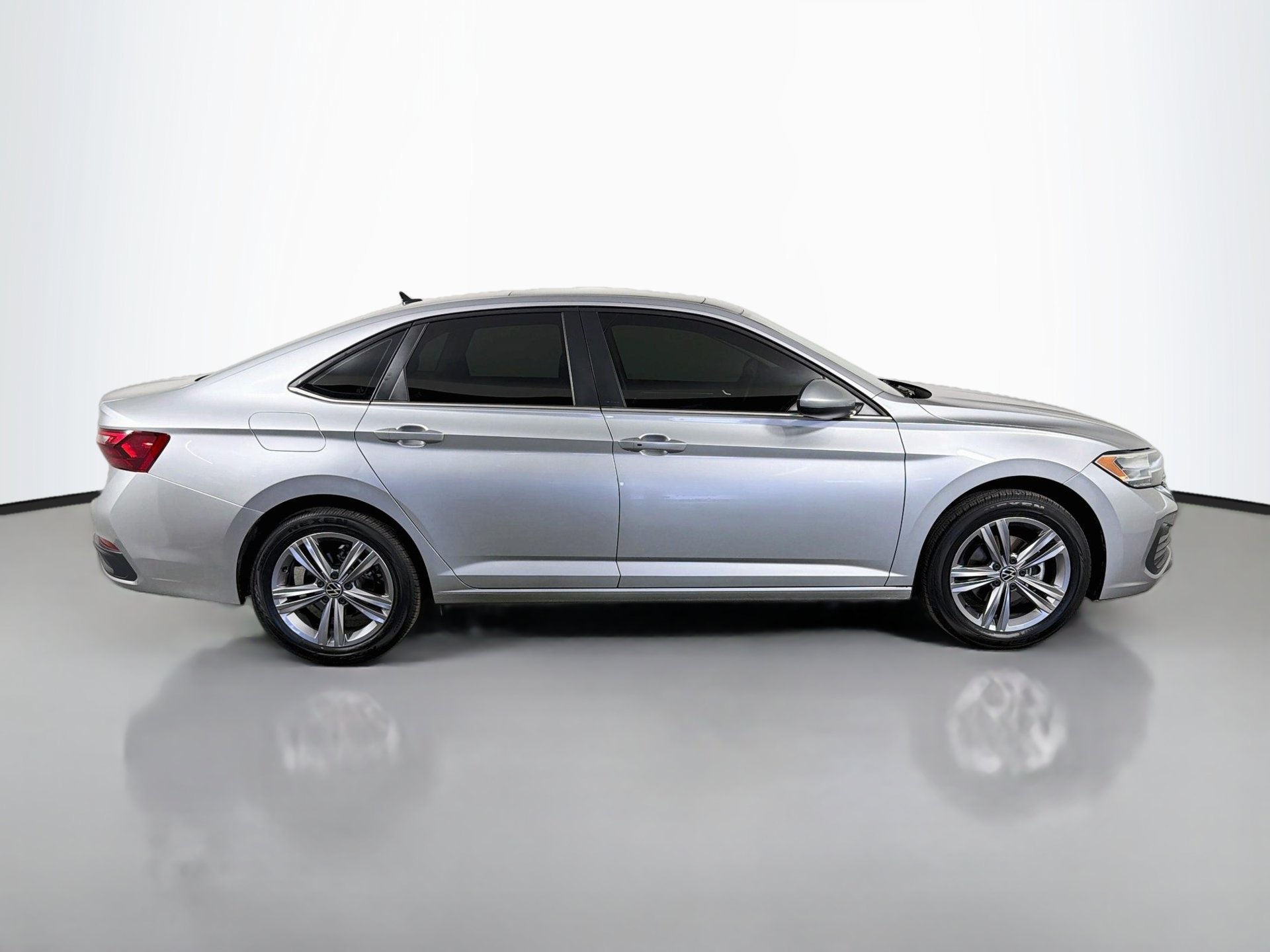 Certified 2023 Volkswagen Jetta SE FWD image 4