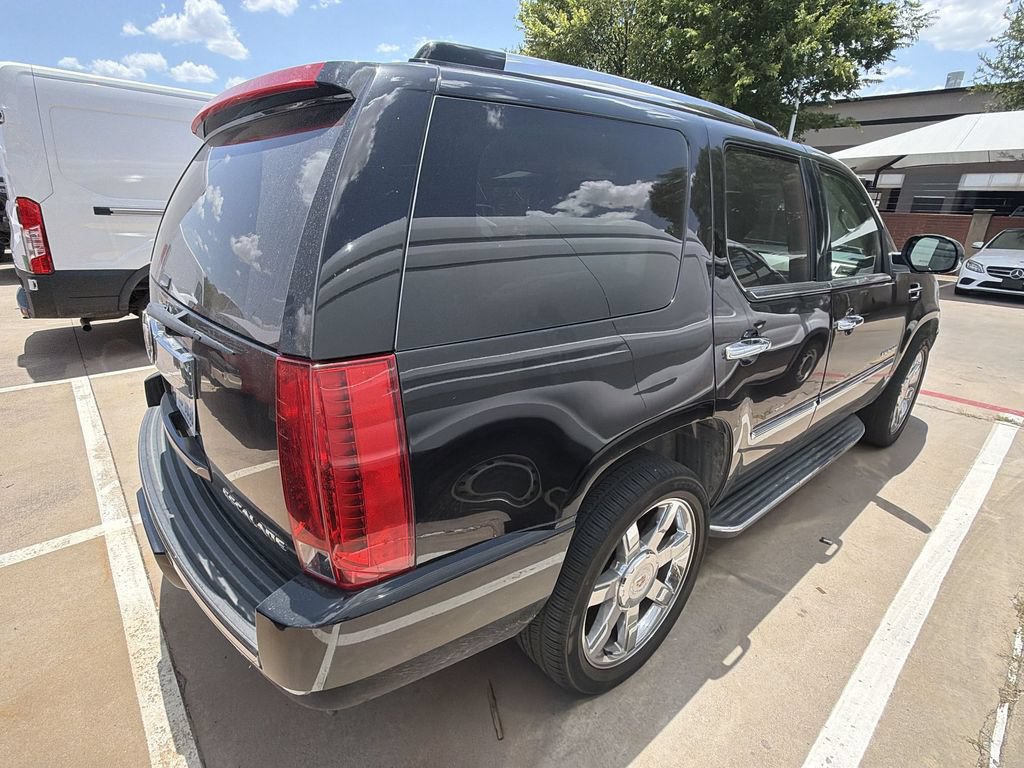Used 2014 Cadillac Escalade Luxury RWD image 3
