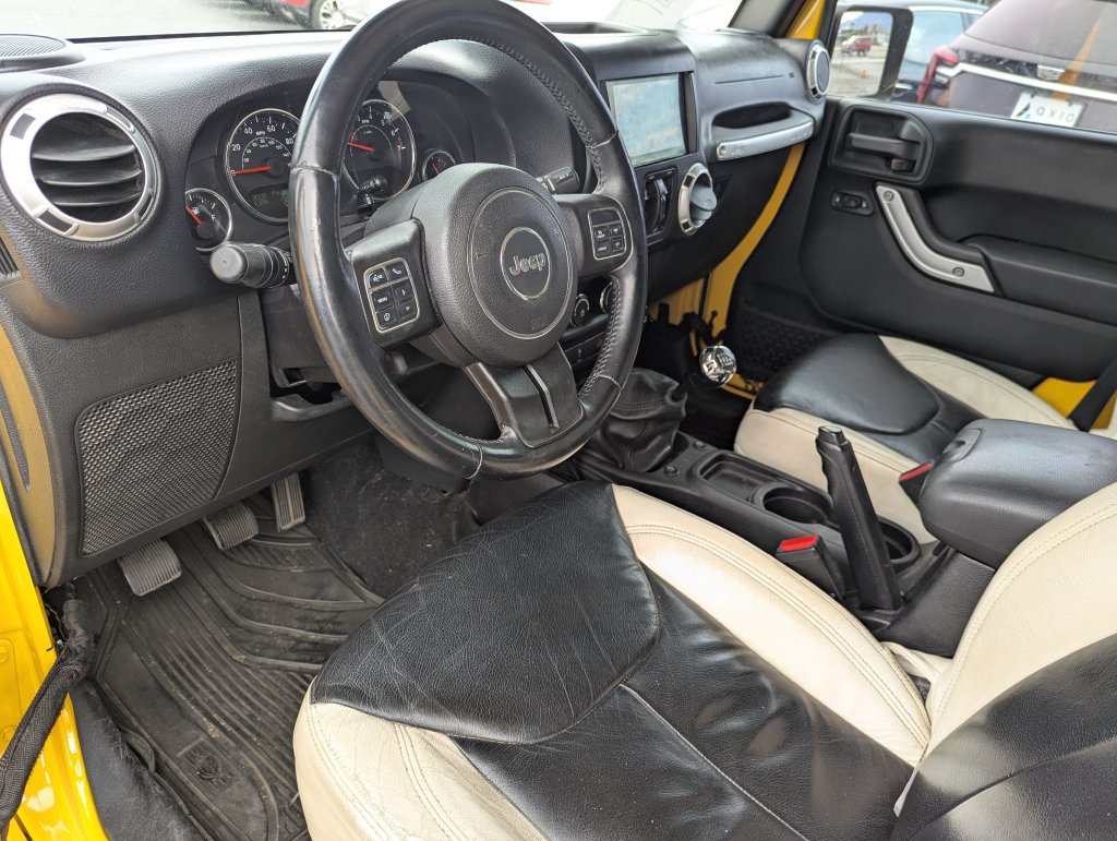 Used 2015 Jeep Wrangler Unlimited Sahara w/ Connectivity Group AWD/4WD image 23