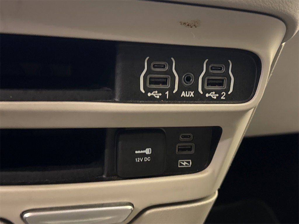 Used 2022 Chrysler Pacifica Touring-L image 29