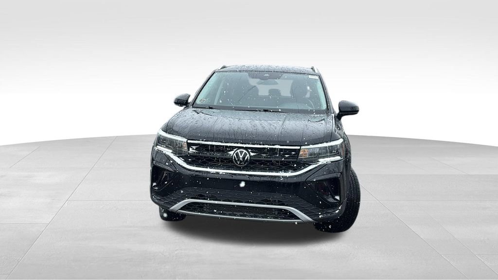 Used 2024 Volkswagen Taos SE AWD/4WD image 2