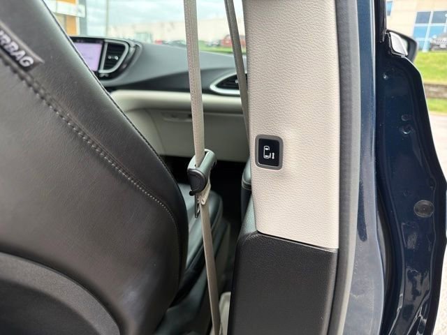 Used 2023 Chrysler Pacifica Touring-L FWD image 33