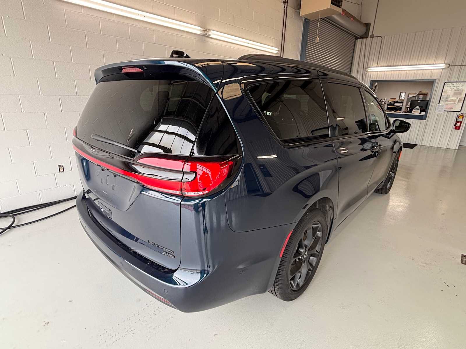 Certified 2025 Chrysler Pacifica Limited AWD/4WD image 8