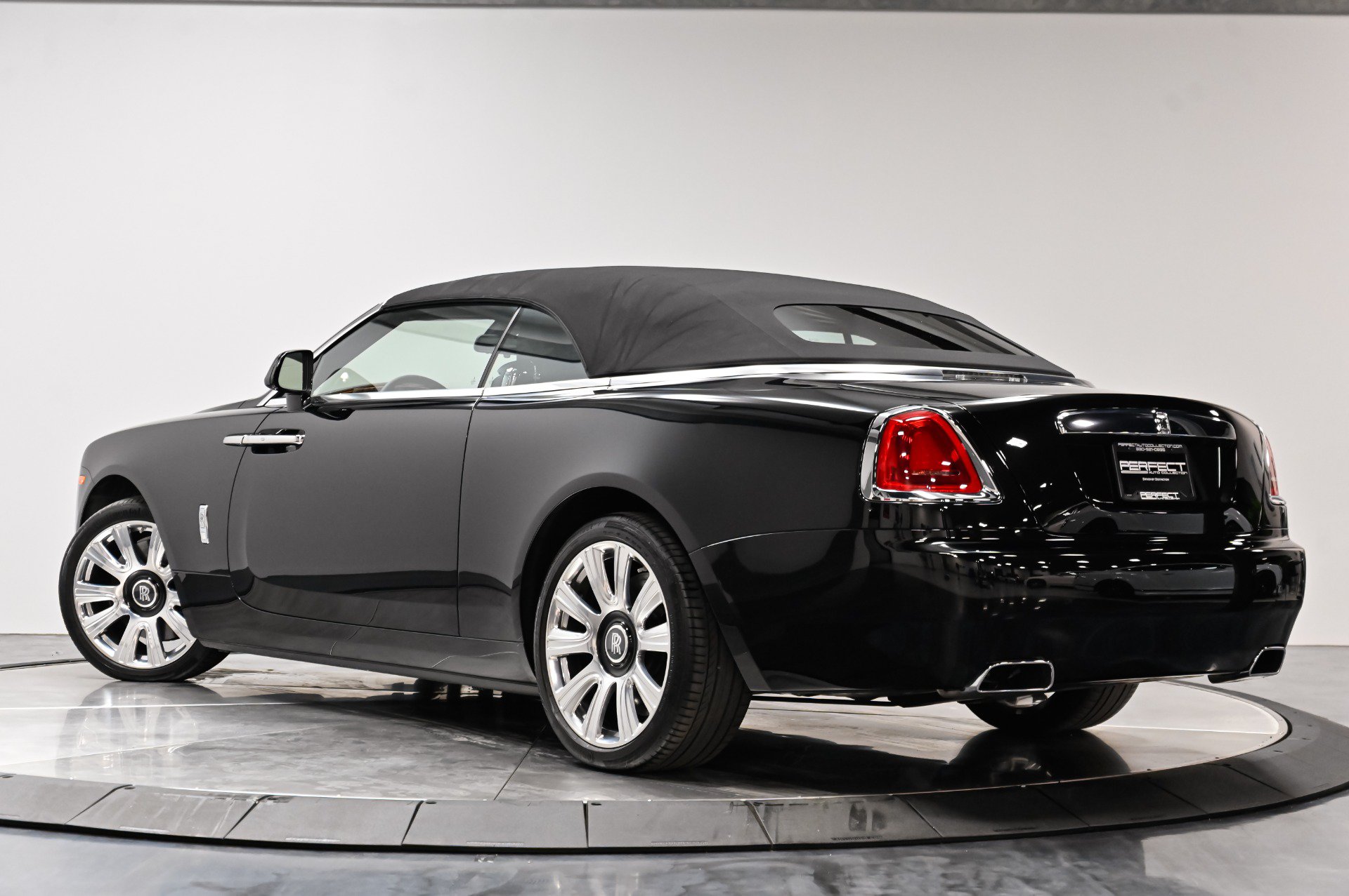 Used 2017 Rolls-Royce Dawn RWD image 45