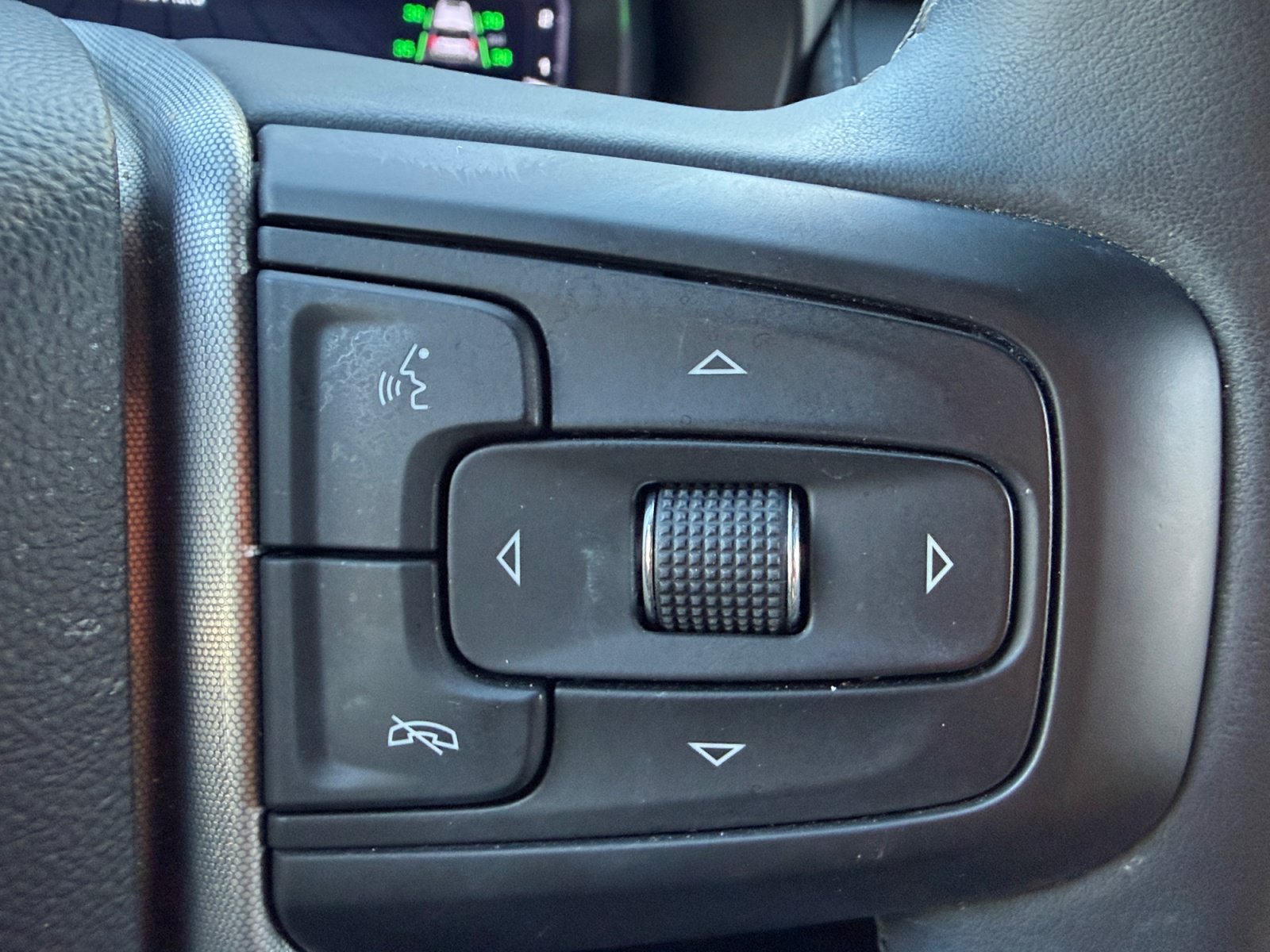 Used 2024 GMC Yukon SLE RWD image 23