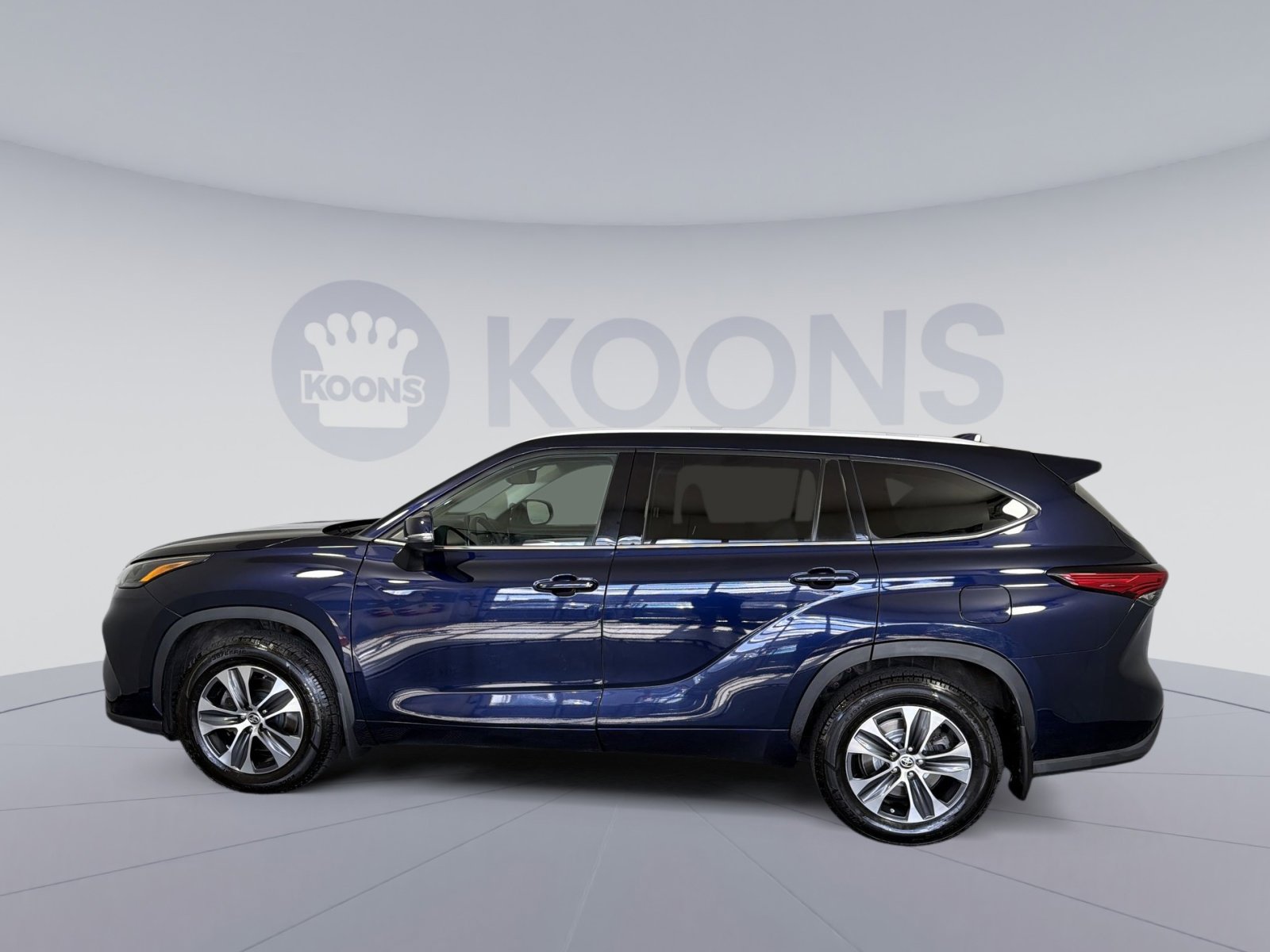 Used 2022 Toyota Highlander XLE image 2