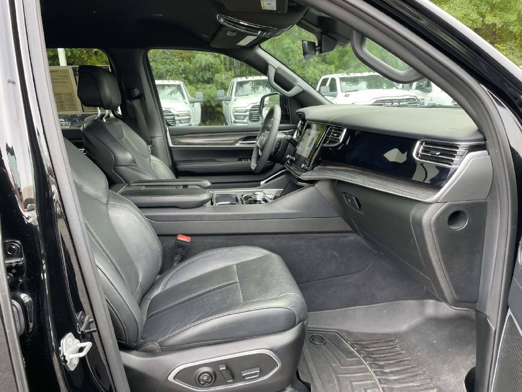 Certified 2022 Jeep Wagoneer Series II w/ Flexible Seating Group AWD/4WD image 16