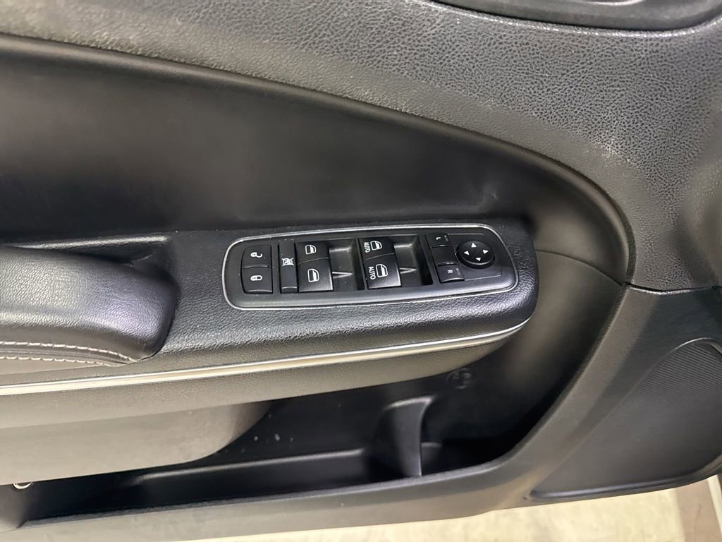 Used 2018 Chrysler 300 S w/ 300S Premium Group AWD/4WD image 29