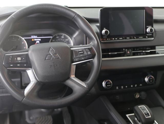 Used 2024 Mitsubishi Outlander ES image 3