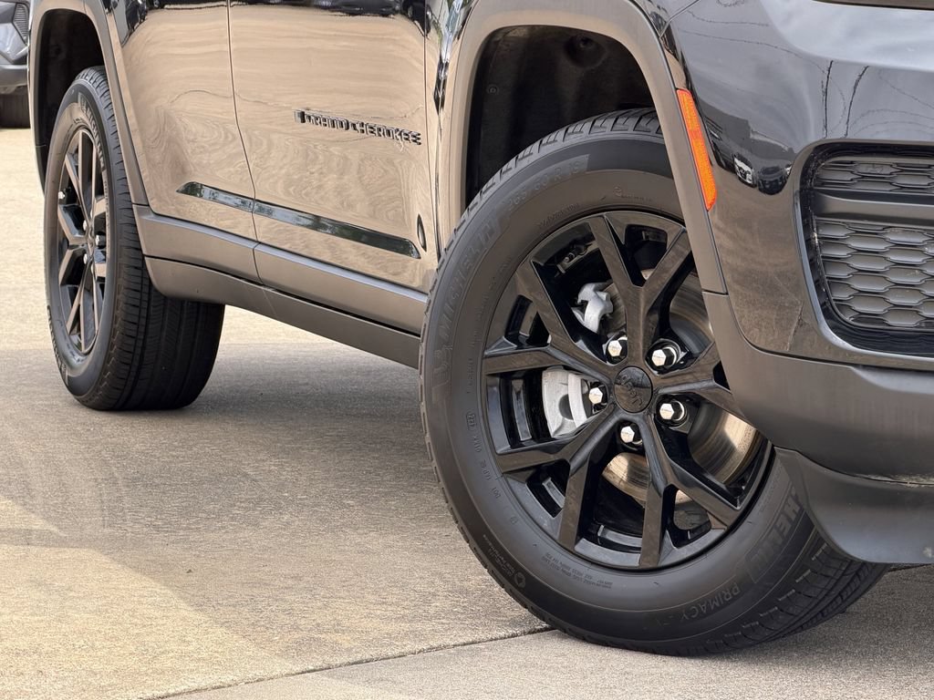 Used 2025 Jeep Grand Cherokee Altitude AWD/4WD image 12
