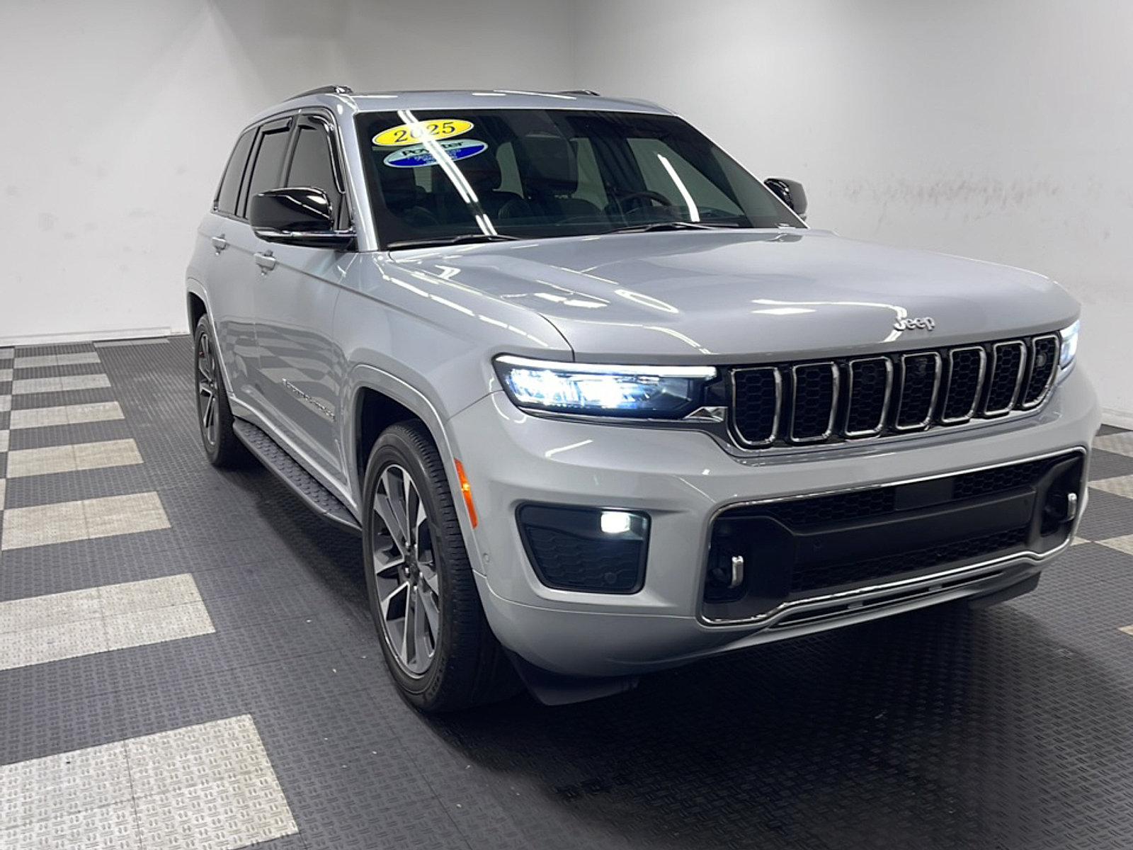 Used 2025 Jeep Grand Cherokee Overland w/ Adv Protech Group III AWD/4WD image 25