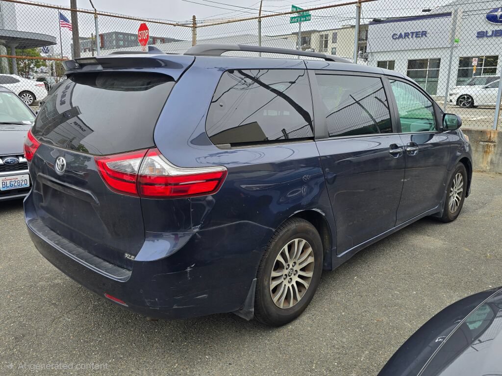 Used 2020 Toyota Sienna XLE w/ XLE Navigation Package FWD image 7