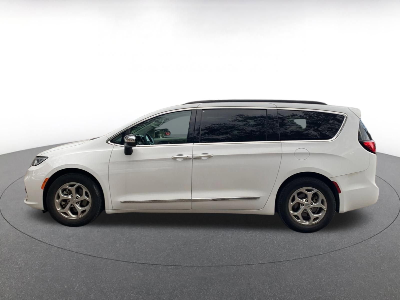 Used 2023 Chrysler Pacifica Limited image 4