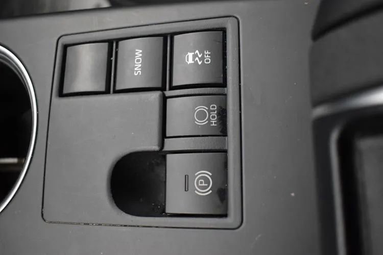 Used 2025 Toyota Highlander LE FWD image 33