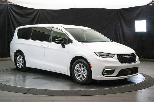 Used 2024 Chrysler Pacifica Touring-L FWD image 1