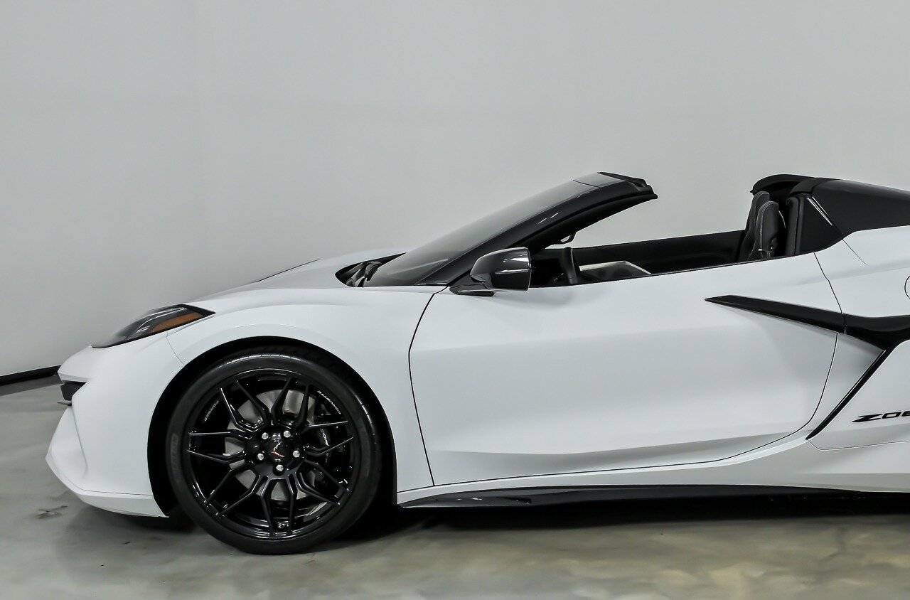 Used 2024 Chevrolet Corvette Z06 RWD image 6