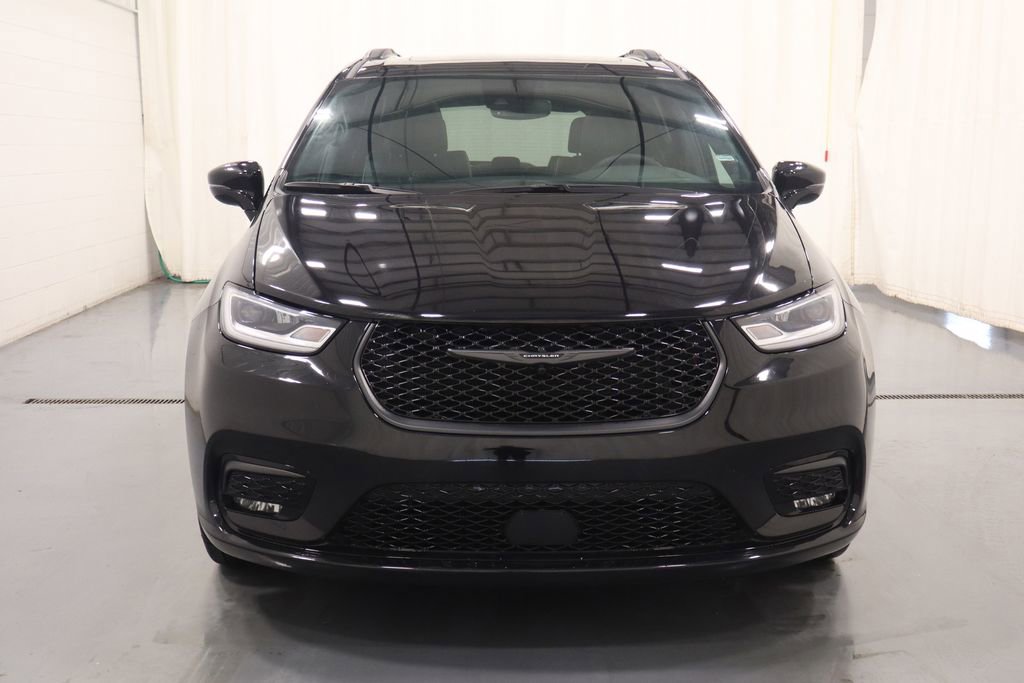 Used 2025 Chrysler Pacifica Limited image 4