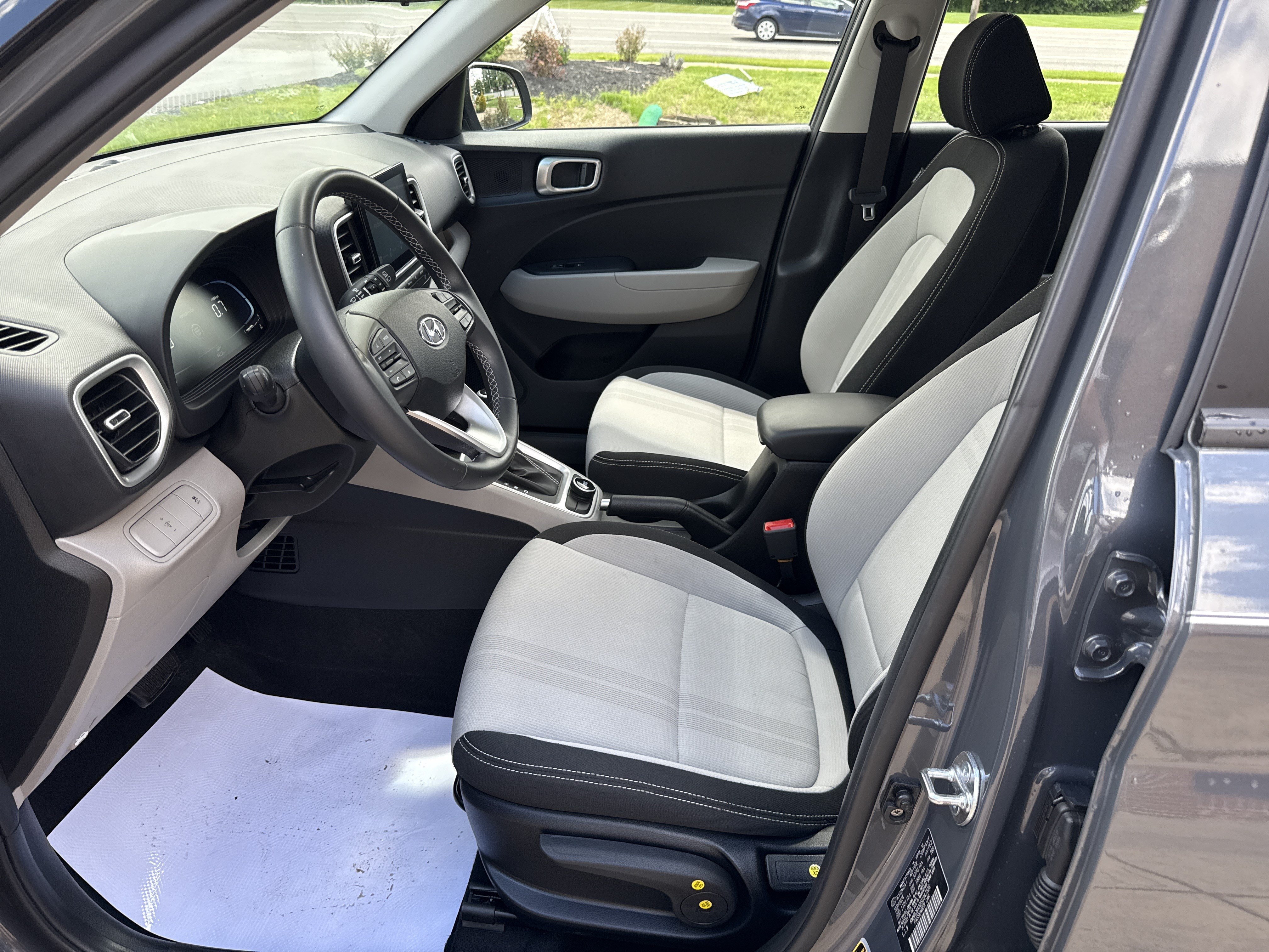 Certified 2025 Hyundai Venue SEL FWD image 14