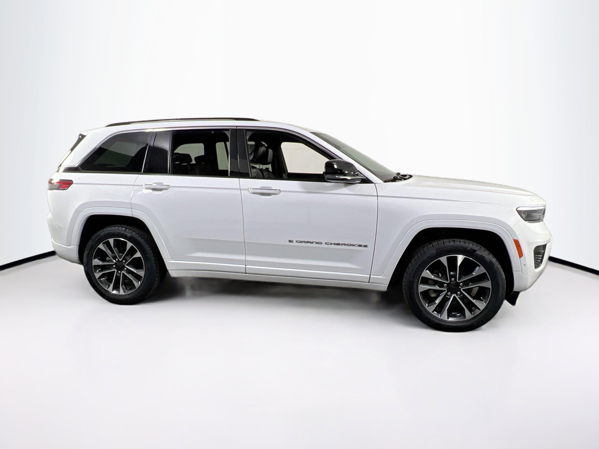 Used 2022 Jeep Grand Cherokee Overland w/ Luxury Tech Group IV AWD/4WD image 4
