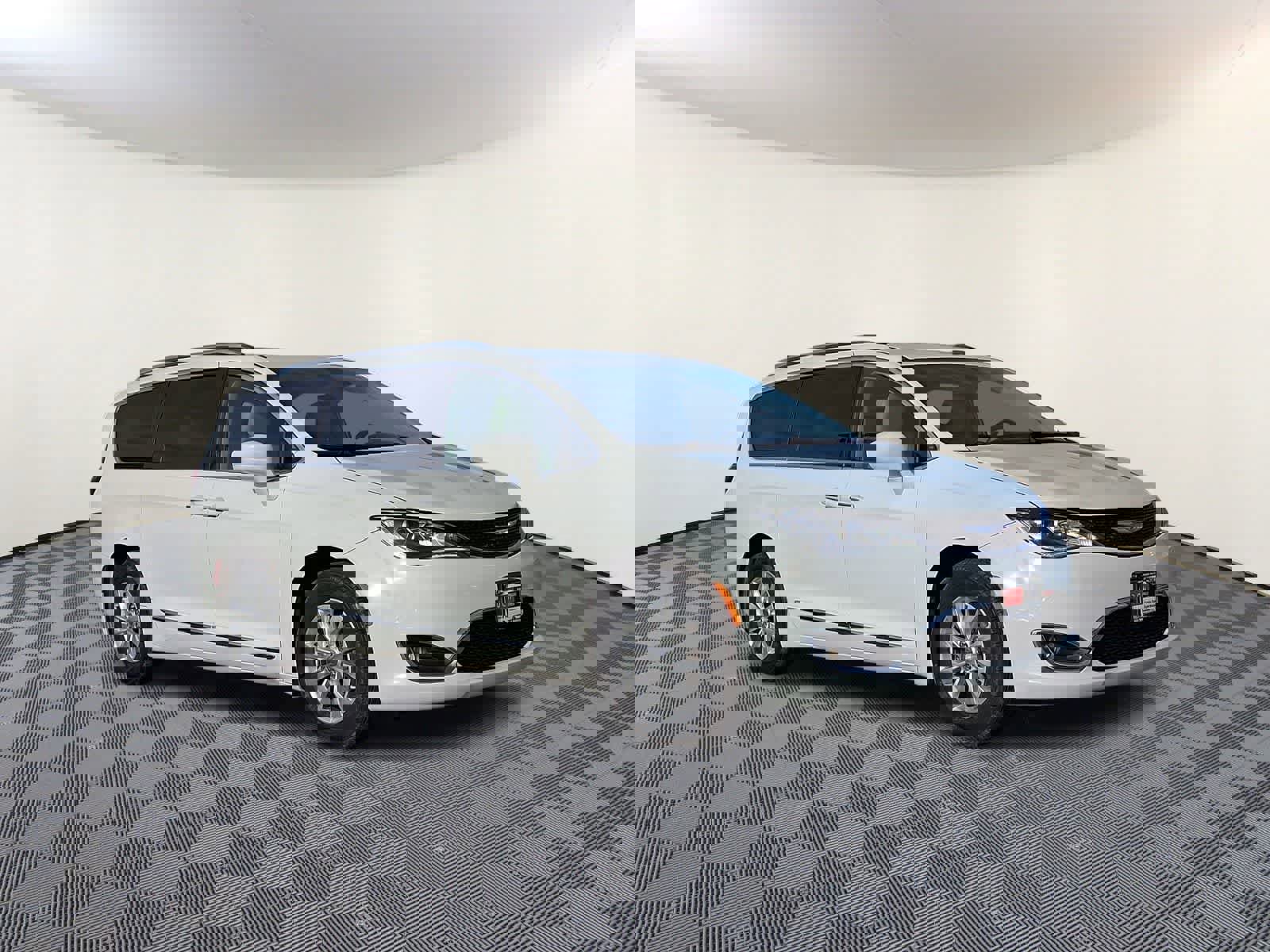 Used 2019 Chrysler Pacifica Touring-L image 4