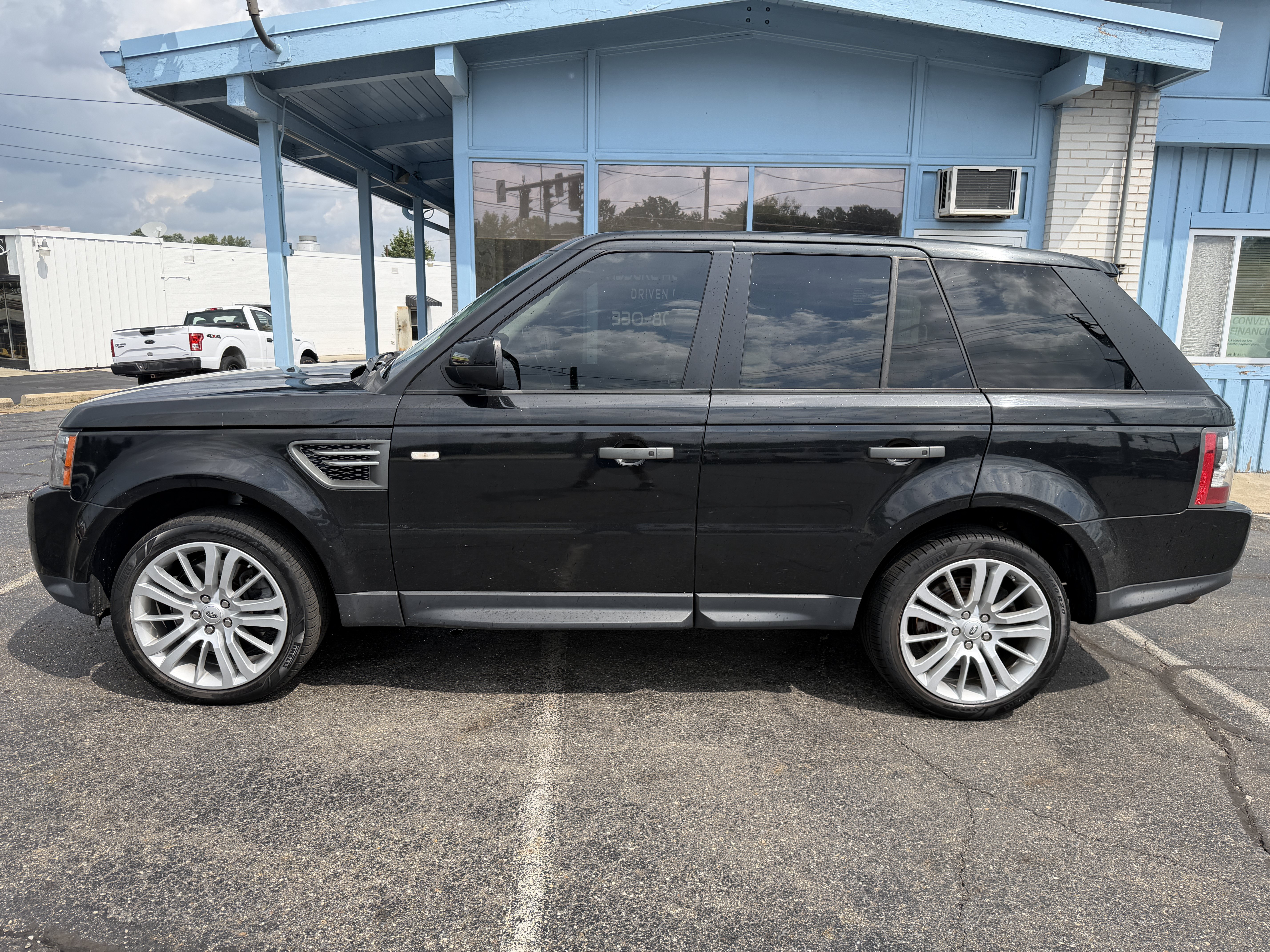 Used 2011 Land Rover Range Rover Sport HSE LUX AWD/4WD image 2