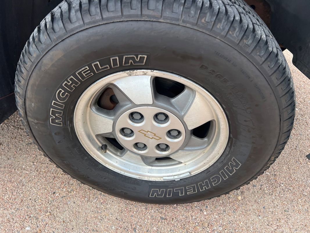 Used 2001 Chevrolet Tahoe LT w/ LT Preferred Equipment Group AWD/4WD image 9