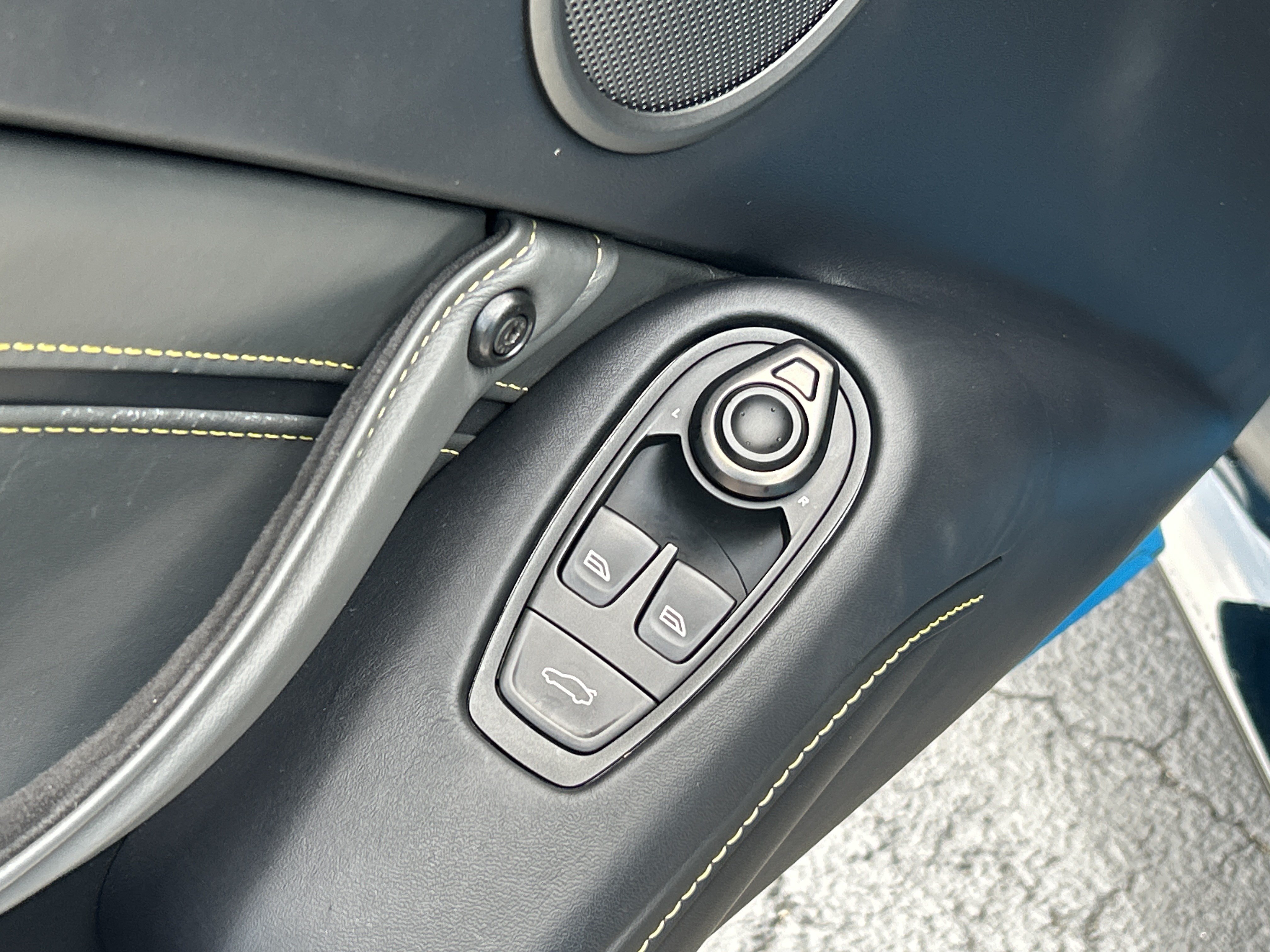 Used 2023 Aston Martin V8 Vantage Coupe RWD image 15