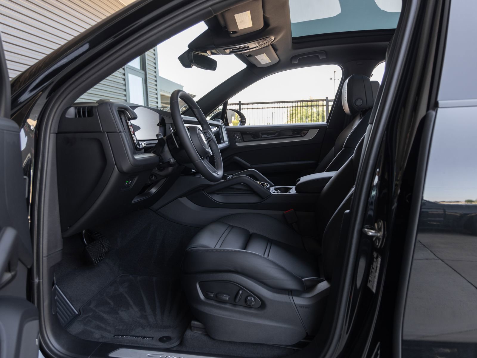 Certified 2025 Porsche Cayenne E-Hybrid AWD/4WD image 19