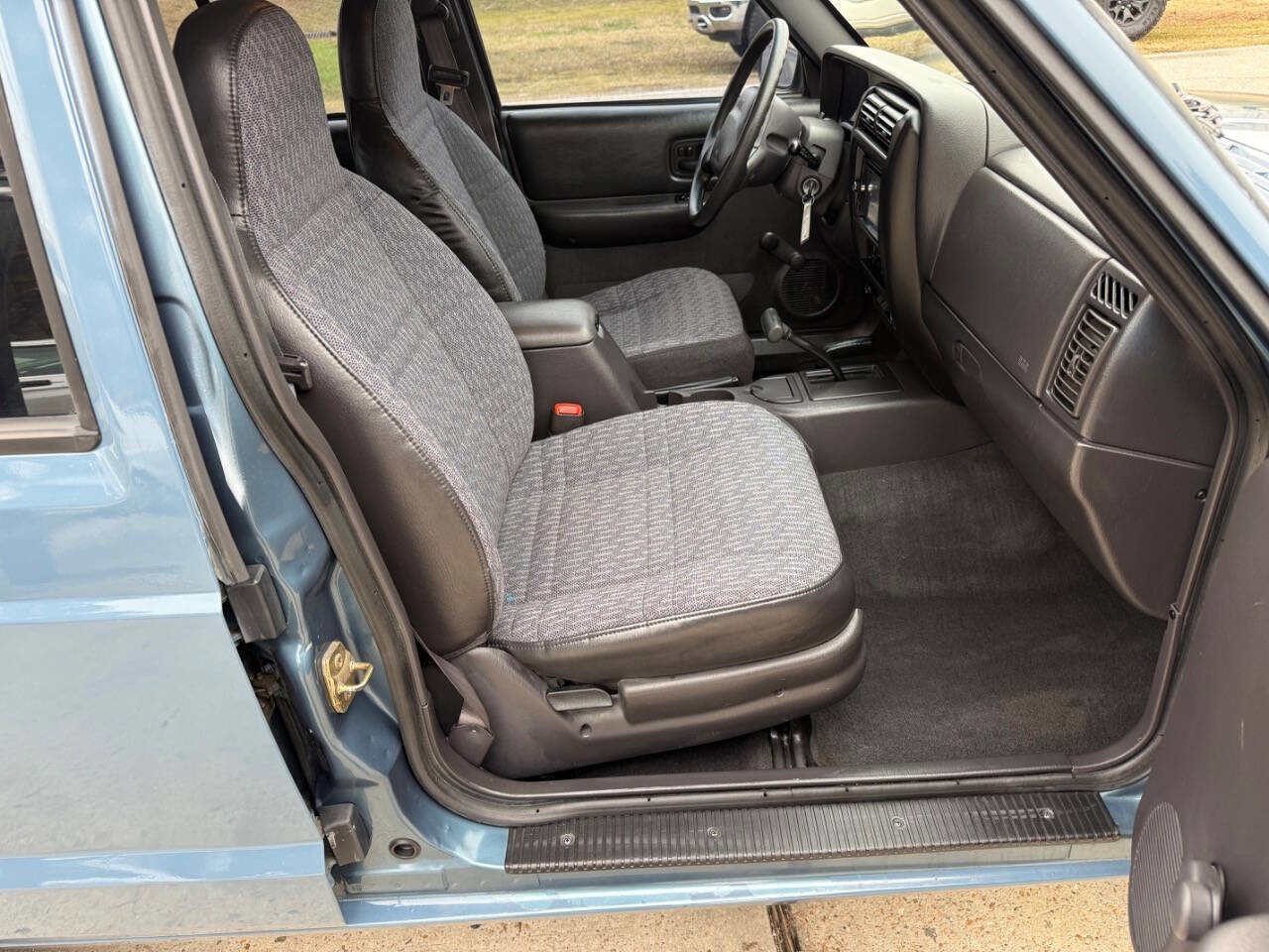 Used 1999 Jeep Cherokee SE image 36